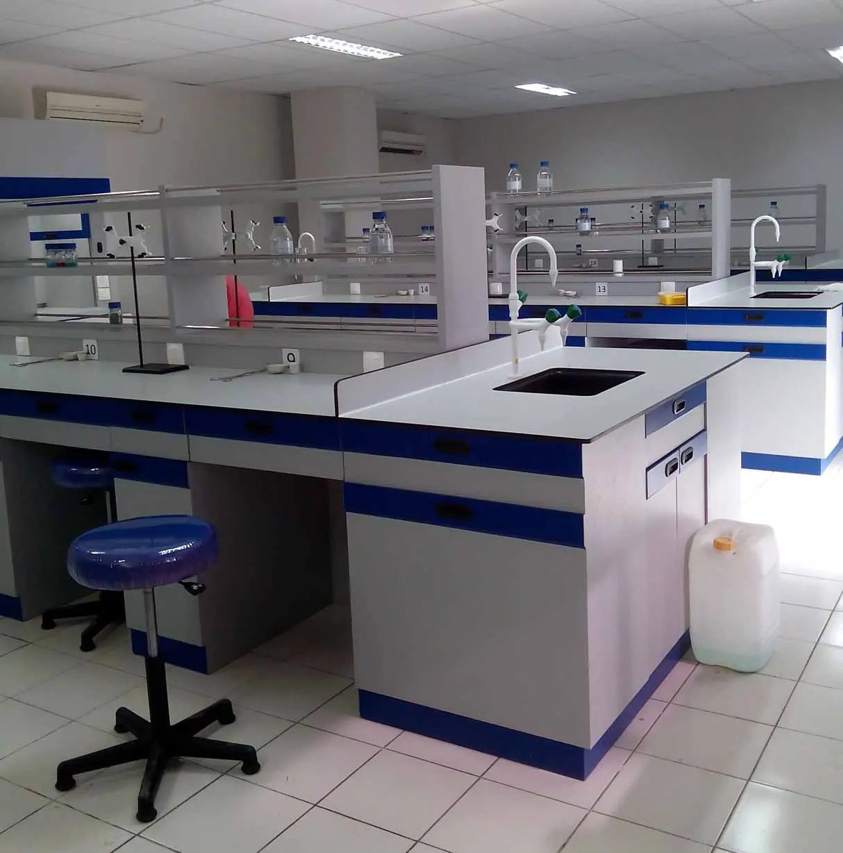 Meja Laboratorium Island Bench