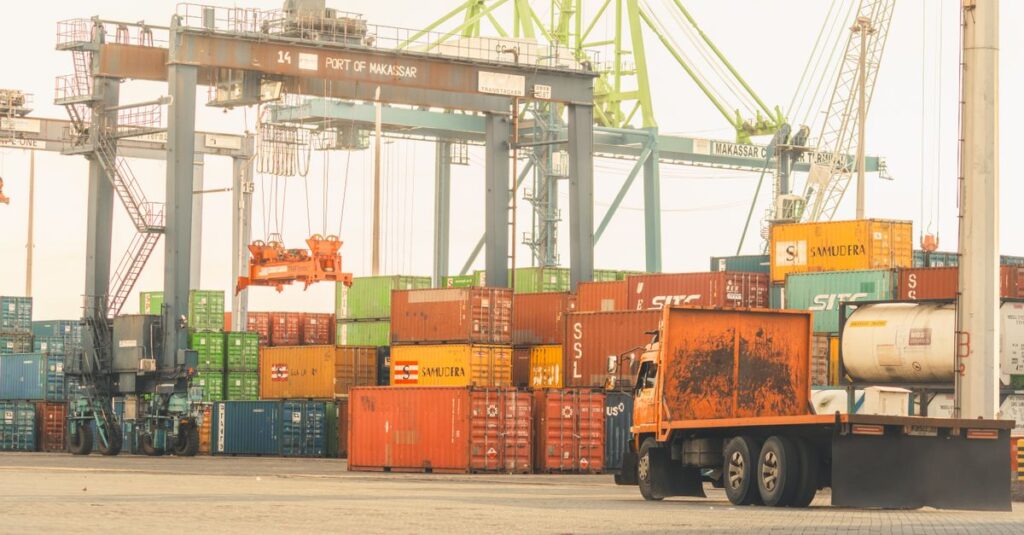 Terminal kargo yang sibuk di Pelabuhan Makassar dengan kontainer dan derek, suasana industri yang semarak.