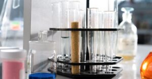 Close-up alat laboratorium dalam pengaturan penelitian ilmiah.